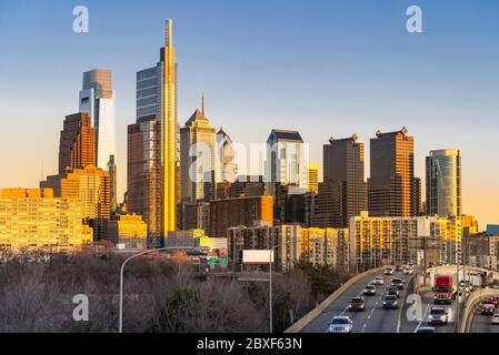 Il paesaggio urbano di Philadelphia grattacieli costruire tramonto con il trasporto stradale urbano di autostrada interstatale nel centro di Philadelphi città Foto Stock