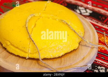 piatto tradizionale omano polenta mamaliga su piastra di legno tagliata con una corda Foto Stock