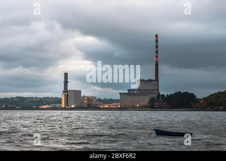 Aghada, Cork, Irlanda. 06 dicembre 2019 - la centrale elettrica ESB di Aghada, Co. Cork, Irlanda, è considerata una delle centrali più efficienti e pulite in Europa utilizzando gas naturale e genererà abbastanza elettricità per alimentare quasi 500,000 abitazioni. Il tempo è fresco, piuttosto nuvoloso e soprattutto secco oggi. Questo pomeriggio, con gli incantesimi soleggiati in via di sviluppo, si illuminano di più. Moderate brezze da nord a nord-ovest, fresche nelle aree costiere di questa mattina e pomeriggio alti da 16 a 18 gradi Celsius. - credito; David Creedon / Alamy Live News Foto Stock