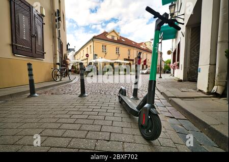 Uno scooter a bulloni parcheggiato nella Città Vecchia di Vilnius, Lituania Foto Stock