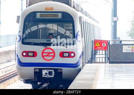 NEW DELHI - FEBBRAIO 24: Primo piano treno pubblico della metropolitana a Nuova Delhi il 24 febbraio. 2018 in India. Foto Stock