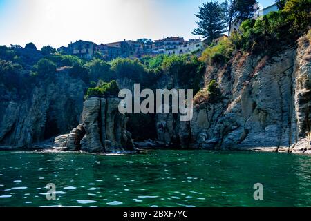 Italia, Campania, Agropoli - 13 agosto 2019 - le caratteristiche rocce di Agropoli Foto Stock