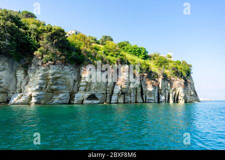 Italia, Campania, Agropoli - 13 agosto 2019 - la geologia caratteristica delle rocce di Agropoli Foto Stock