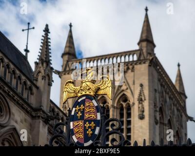 CAMBRIDGE, UK: Cappella di San Giovanni vista da St Johns Street con College The Coat of Arms Foto Stock