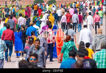 AGRA - FEB 28: Folla di indiani che camminano al parco della città durante il giorno caldo ad Agra il 28 febbraio. 2018 in India Foto Stock