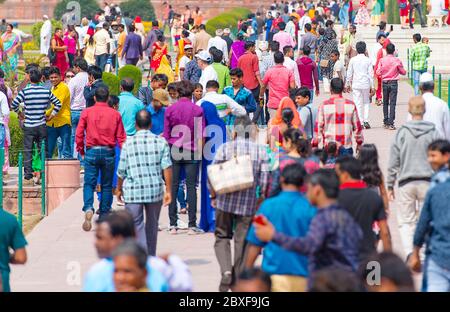 AGRA - FEB 28: Folla di indiani che camminano al parco della città durante il giorno caldo ad Agra il 28 febbraio. 2018 in India Foto Stock