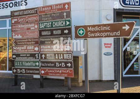 Swakopmund, Namibia - 18 aprile 2015: Molti segnali di direzione diversi Foto Stock