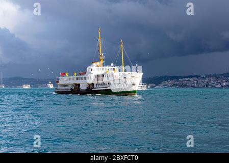 ISTANBUL - GEN 02: Trasporto passeggeri in traghetto o traghetto a Bosforo a Istanbul durante la giornata invernale a Istanbul il 02 gennaio. 2020 Foto Stock