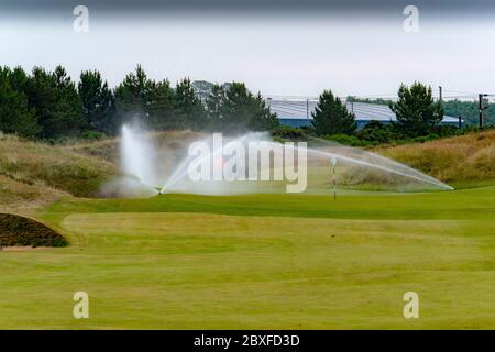 Sistema di irrigazione su campo da golf Foto Stock