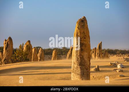 Una pila di pietra calcarea nel deserto dei Pinnacoli nel parco nazionale di Nambung, situato a nord di Perth, nell'Australia occidentale Foto Stock