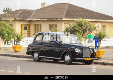 Walvis Bay, Namibia - 25 aprile 2015: Vecchia auto d'epoca su Walvis Bay Street. Foto Stock