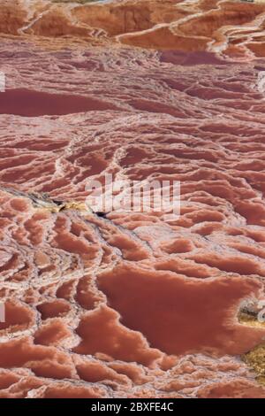 Bellissimi coni congelati acqua rosa molto salata con cristalli bianchi di sale. Luoghi insoliti della Namibia Foto Stock