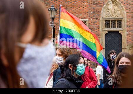 Wroclaw, Polonia, 06.06.2020 - bandiera gay arcobaleno con parole 'Black Lives Matter' sulla protesta pacifica polacca contro il razzismo e l'odio nella città di Wroclaw. Foto Stock