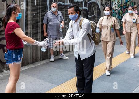 Spray alcolico per la pulizia delle mani in cucina gratuita durante la pandemia di Covid, Bangkok, Thailandia Foto Stock