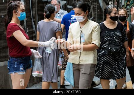 Spray alcolico per la pulizia delle mani in cucina gratuita durante la pandemia di Covid, Bangkok, Thailandia Foto Stock