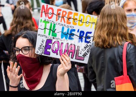 Wroclaw, Polonia, 06.06.2020 - i giovani hanno un poster con le parole 'nessuna libertà fino a che noi`re uguale' sulla protesta pacifica e polacca contro il razzismo e l'odio Foto Stock