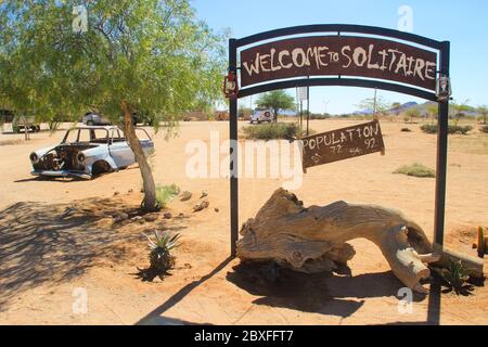 SOLITAIR, NAMIBIA - 27 aprile 2015: Abbandonate vecchie auto arrugginite nel deserto della Namibia vicino al Parco Nazionale Namib-Naukluft. Africa Foto Stock