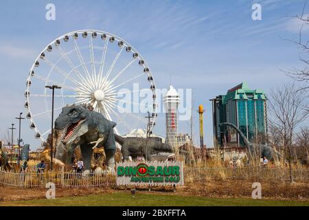 CASCATE DEL NIAGARA, CANADA - 12 APRILE 2014: The Dinosaur Adventure Golf, Skywheel, Casino e hotel a Niagara Falls Canada Foto Stock