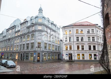 RIGA, LETTONIA - 2 GENNAIO 2017: Architettura nel centro di riga durante il giorno che mostra le facciate degli edifici. Foto Stock