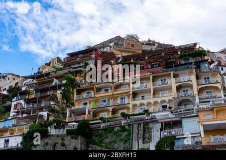 Italia, Campania, Positano - 14 Agosto 2019 - Vista dei caratteristici edifici di Positano Foto Stock
