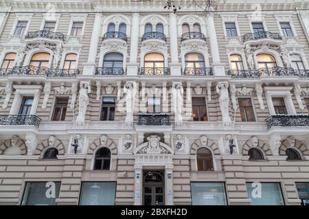 RIGA, LETTONIA - 3 GENNAIO 2017: Architettura lungo Elizabetes iela nel centro di riga che mostra le facciate esterne e i dettagli. Foto Stock