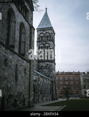 Uno dei capezzoli della cattedrale di Lund e la facciata esterna in pietra senza persone intorno Foto Stock