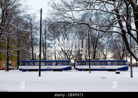 RIGA, LETTONIA - 3 GENNAIO 2017: Tram a riga durante il giorno in inverno. Si può vedere molta neve. Foto Stock