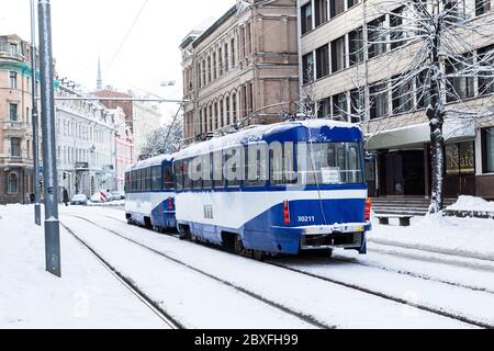 RIGA, LETTONIA - 3 GENNAIO 2017: Tram a riga durante il giorno in inverno. Si può vedere molta neve. Foto Stock