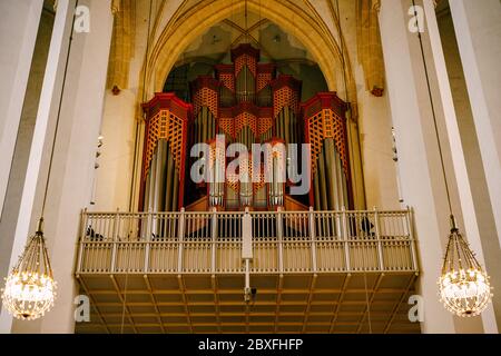 L'organo all'interno di Hadlgrimskirkya è una chiesa luterana a Reykjavik, la capitale dell'Islanda. Foto Stock