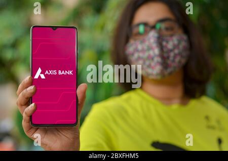 Nuova Delhi, India, 2020. Ragazza che indossa una maschera che mostra l'app di banca asse durante la pandemia di malattia di Corona Virus (Covid-19). Si incoraggia a non v Foto Stock