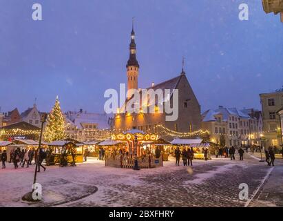 TALLINN, ESTONIA - 4 GENNAIO 2017: Raekoja plats, Piazza del Municipio Vecchio a Tallinn di notte durante il periodo festivo. Decorazioni natalizie, mercato stal Foto Stock