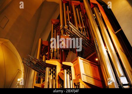 L'organo all'interno di Hadlgrimskirkya è una chiesa luterana a Reykjavik, la capitale dell'Islanda. Foto Stock