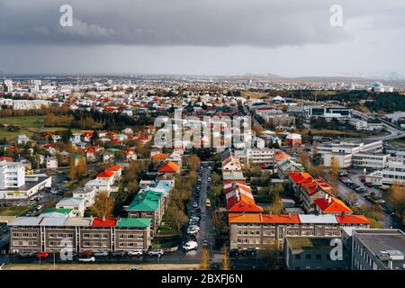 Lo skyline di Reykjavik, la città capitale di Islanda. Extra wide foto panoramica Foto Stock