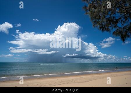 Nuvole tempesta sull'oceano, Hervey Bay, Queensland, Australia Foto Stock