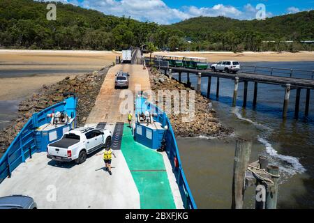 Scarico di chiatte per veicoli presso Kingfisher Bay Resort, Fraser Island, Hervey Bay, Queensland, Australia Foto Stock