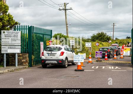 Clonakilty, West Cork, Irlanda. 6 Giugno 2020. Sabato scorso, al Clonakilty Recycling Center, ci sono state grandi code. I lavoratori del consiglio della contea di Cork limitavano contemporaneamente il numero di automobili ammesse al centro, a causa delle linee guida sulla pandemia e sulle distanze sociali del Covid-19. Credit: Notizie dal vivo di AG/Alamy Foto Stock