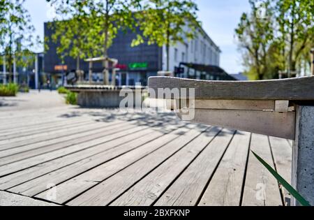 Panca in legno nel parco della città Foto Stock