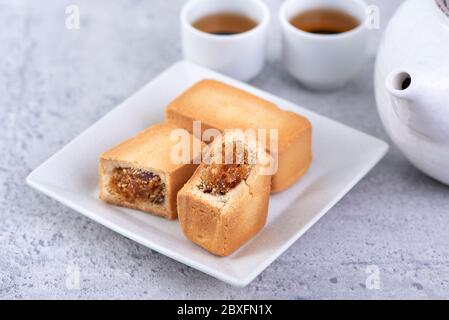 Pasticceria di torta di ananas - taiwanese famoso dolce delizioso dessert cibo con tè, primo piano, copia spazio design. Foto Stock