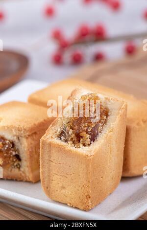 Pasticceria di torta di ananas - taiwanese famoso dolce delizioso dessert cibo con tè, primo piano, copia spazio design. Foto Stock