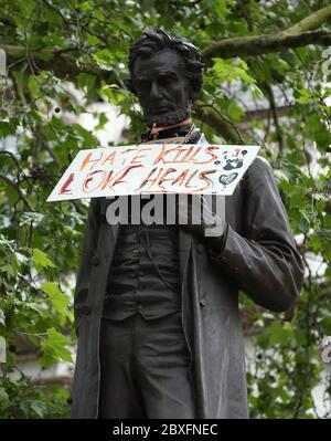 Un segno che legge uccide l'odio, i guarigoli d'amore appesi intorno alla statua di Abraham Lincoln in Piazza del Parlamento, dopo un raduno di protesta della materia di Black Lives in memoria di George Floyd che è stato ucciso il 25 maggio mentre nella custodia della polizia nella città americana di Minneapolis. Foto Stock