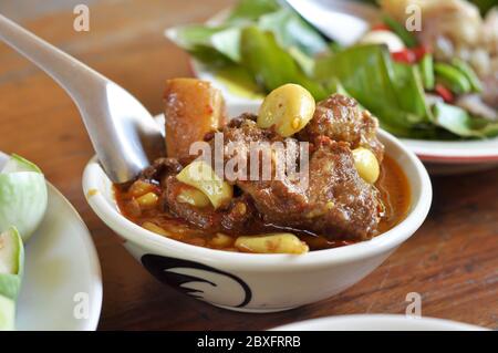 Hinlay Curry è il cibo della pasta di curry del nord della Thailandia ha un sapore salato - curry acido, originario della Birmania. Foto Stock