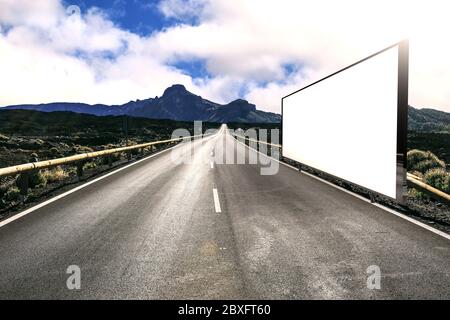 Pubblicità stradale cartelloni orizzontali mockup a Mountain 3d rendering Foto Stock