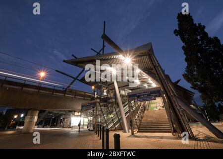 Foto notturna della stazione della U-bahn di Neue Mitte, affascina lo stile architettonico con un tetto e una struttura a colonne eccezionali di fronte al Centro in Germania Foto Stock