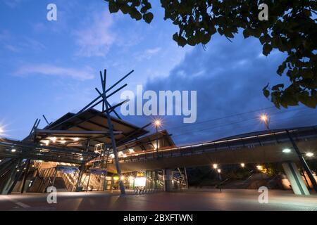 Foto notturna della stazione della U-bahn di Neue Mitte, affascina lo stile architettonico con un tetto e una struttura a colonne eccezionali di fronte al Centro in Germania Foto Stock