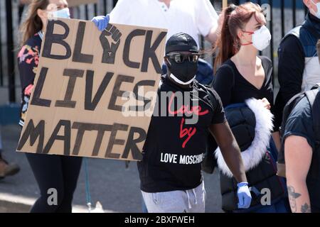 Weymouth, Regno Unito. 7 Giugno 2020. I residenti di Weymouth prendono parte a una protesta lungo la Weymouth Esplanade a sostegno del movimento Black Lives Matter. Proteste si sono svolte in tutto il paese, scatenate da proteste simili negli Stati Uniti, dopo la morte sotto custodia di polizia di George Floyd a Minneapolis. Credit: Liam Asman/Alamy Live News Foto Stock