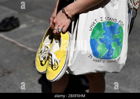 Torino, Italia - 05 giugno 2020: Un protesore tiene un paio di scarpe durante un venerdì per una futura dimostrazione, uno sciopero climatico mondiale contro l'inazione governativa verso il crollo climatico e l'inquinamento ambientale. Credit: Nicolò campo/Alamy Live News Foto Stock