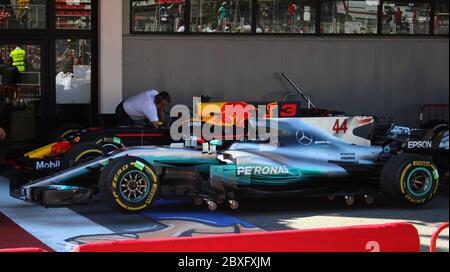 Lewis Hamilton's 2017 Mercedes Formula 1 parcheggiata dopo la vittoria Il Gran Premio di Barcellona Catalogna Spagna Foto Stock