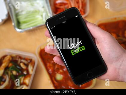 Un takeaway cinese ordinò sull'app Uber EATS . (solo per uso editoriale) Foto Stock