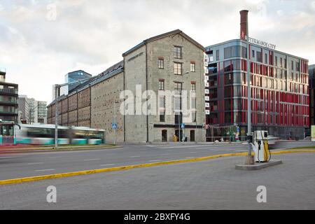 La zona di Rotermann è la più rapida crescita area alla moda di Tallinn, la capitale dell'Estonia. Il posto è pieno di piccoli negozi e boutique. Nuovi edifici Foto Stock