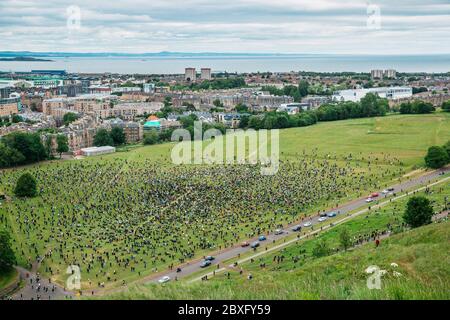 Edimburgo, Scozia. 7 giugno 2020. Black Lives i sostenitori della materia tengono un raduno socialmente distanziato a Holyrood Park. Credit: Andrew Perry/Alamy Live News Foto Stock